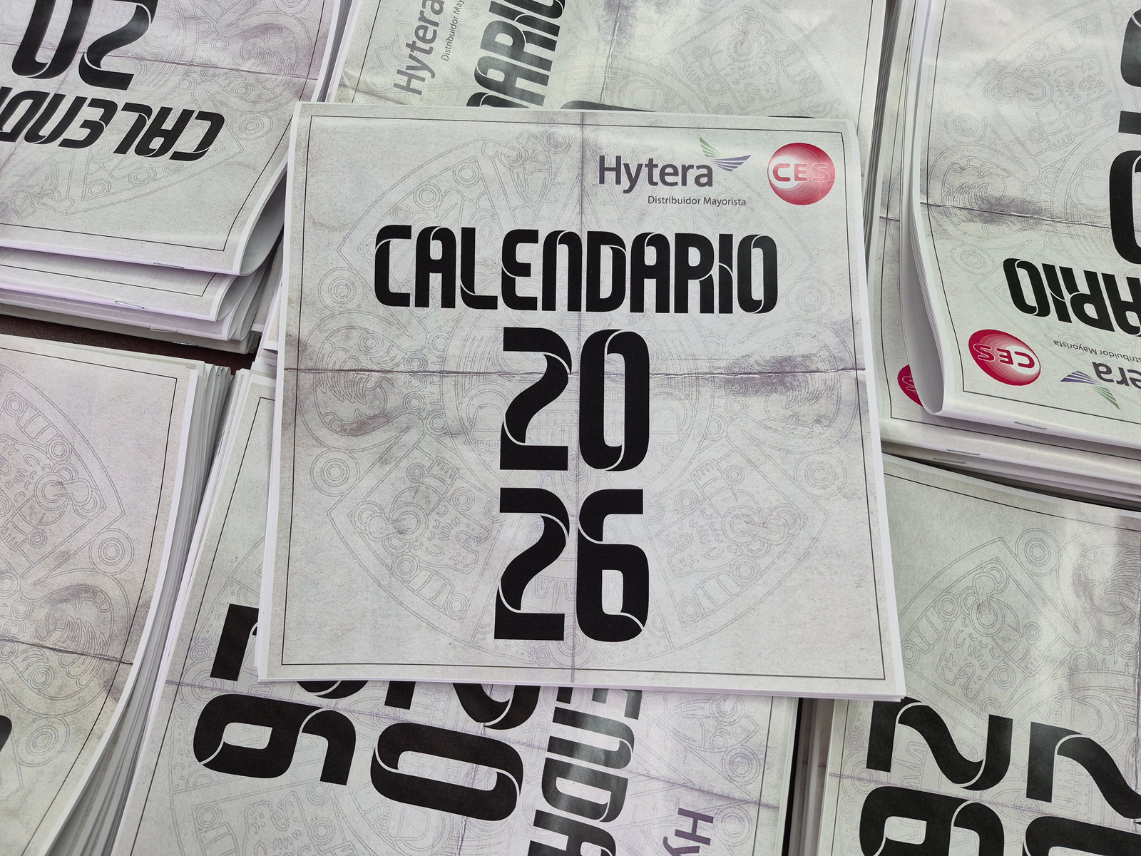 Calendario 2026 impreso, diseñado para Hytera y CES